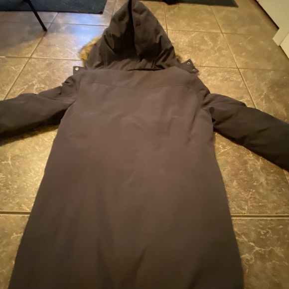 Boy or girl unisex pre own winter coat in excellent condition . Size s - m - Picture 8 of 9